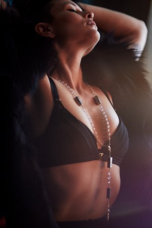 Chainaze live escort & sex clubs